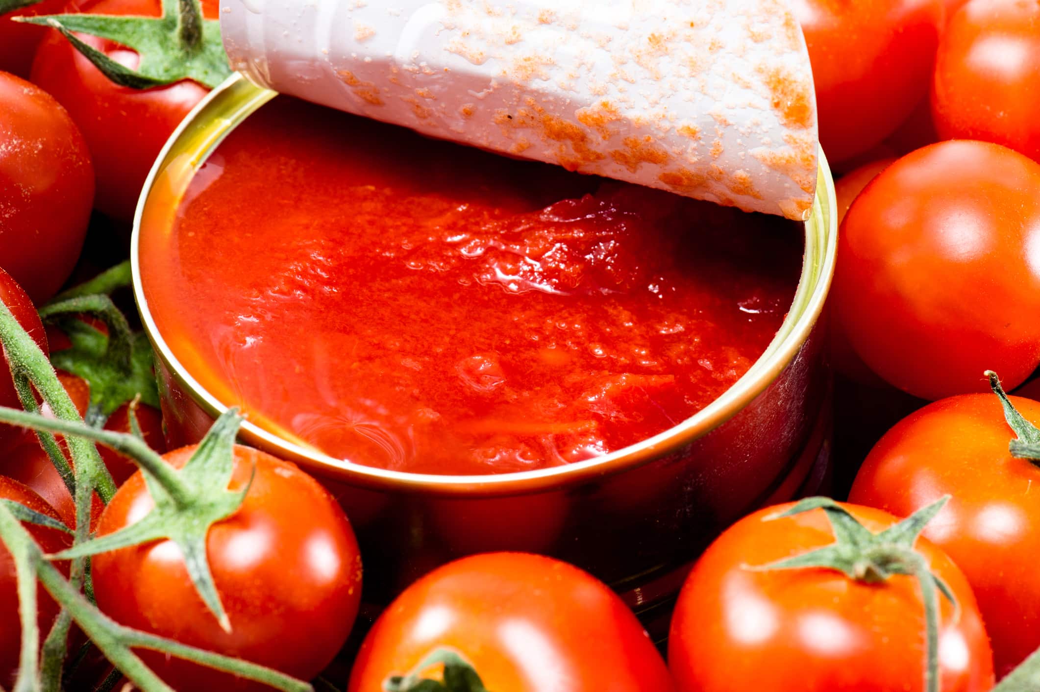 Immagine di una bottiglia di salsa di pomodoro con etichetta evidenziata per il contenuto nocivo.