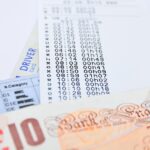 Test del foglio di carta per rilevare spifferi dalle finestre e risparmiare energie.