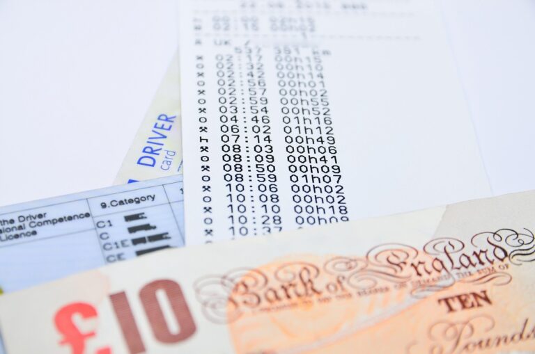 Spifferi dalle finestre? Il test del foglio di carta ti dice subito dove stai buttando soldi