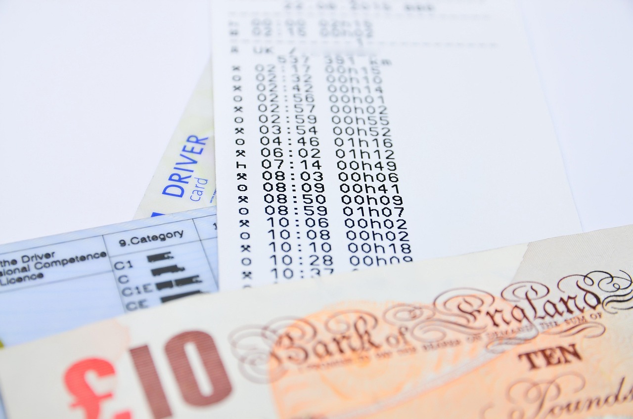 Test del foglio di carta per rilevare spifferi dalle finestre e risparmiare energie.