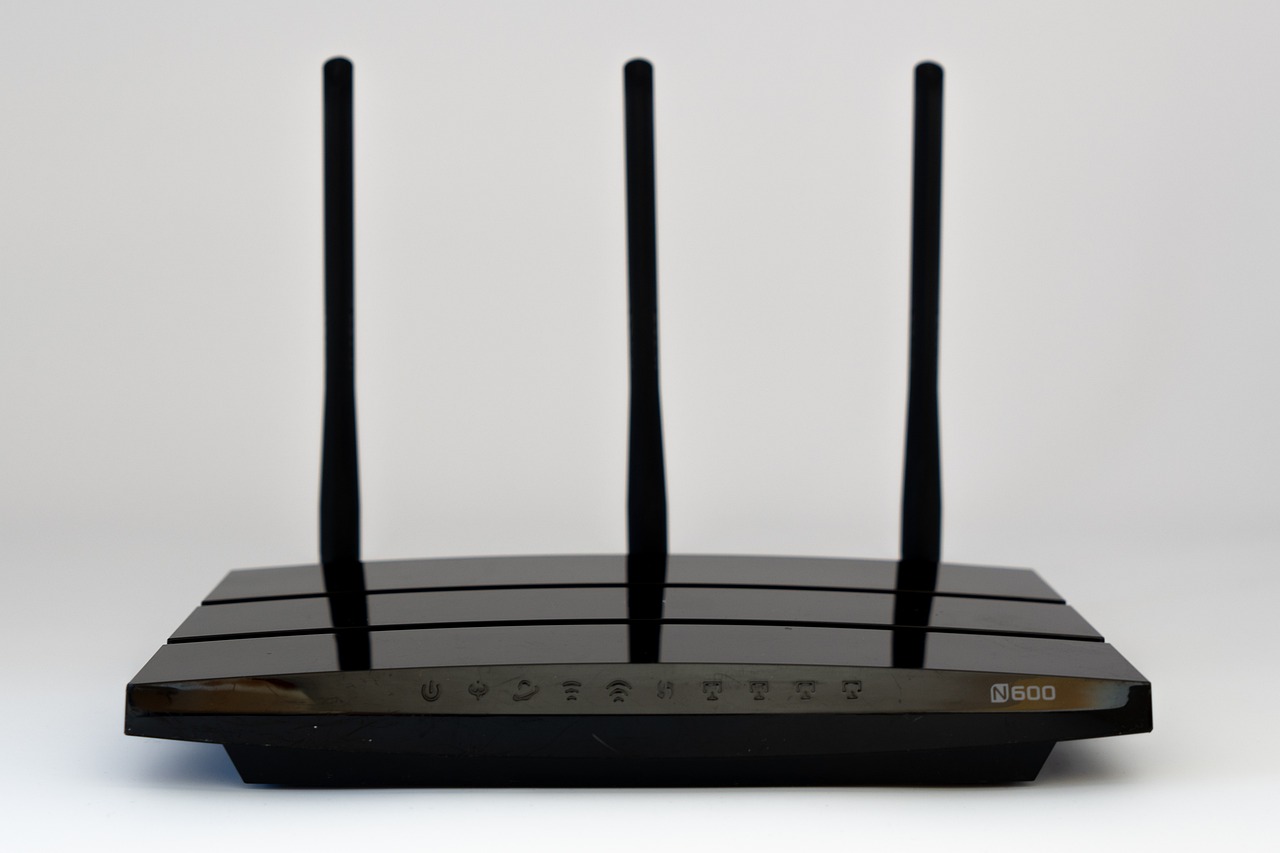 Immagine di un router Wi-Fi accanto a una lattina di bibita per migliorare il segnale in camera.