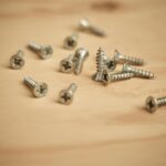 Brugole Ikea in primo piano, utensili utili per stringere mobili allentati.