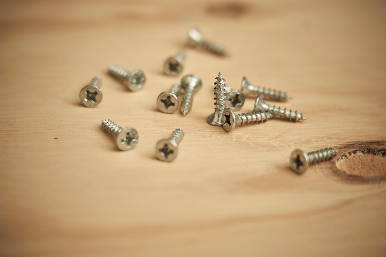 Brugole Ikea in primo piano, utensili utili per stringere mobili allentati.