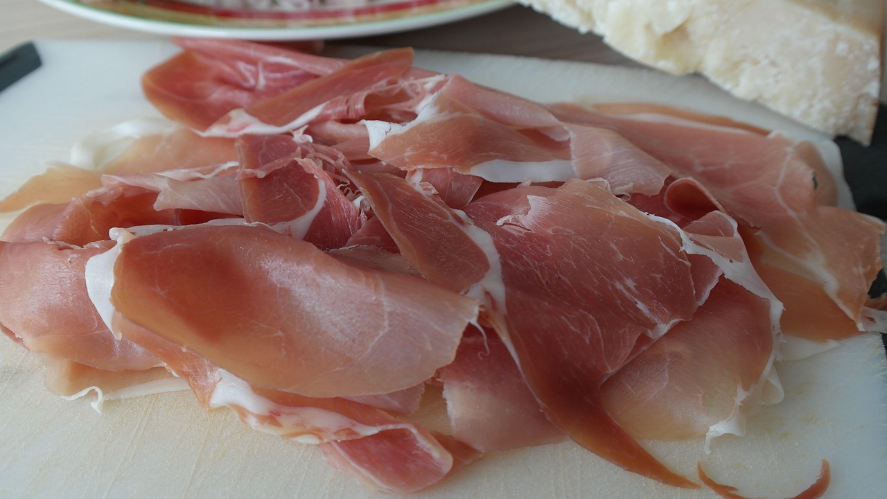Immagine di prosciutto crudo con etichetta della marca sconsigliata per motivi di salute.