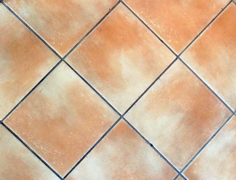 Fughe delle piastrelle nere? Tornano bianche in un secondo con questo ingrediente della dispensa